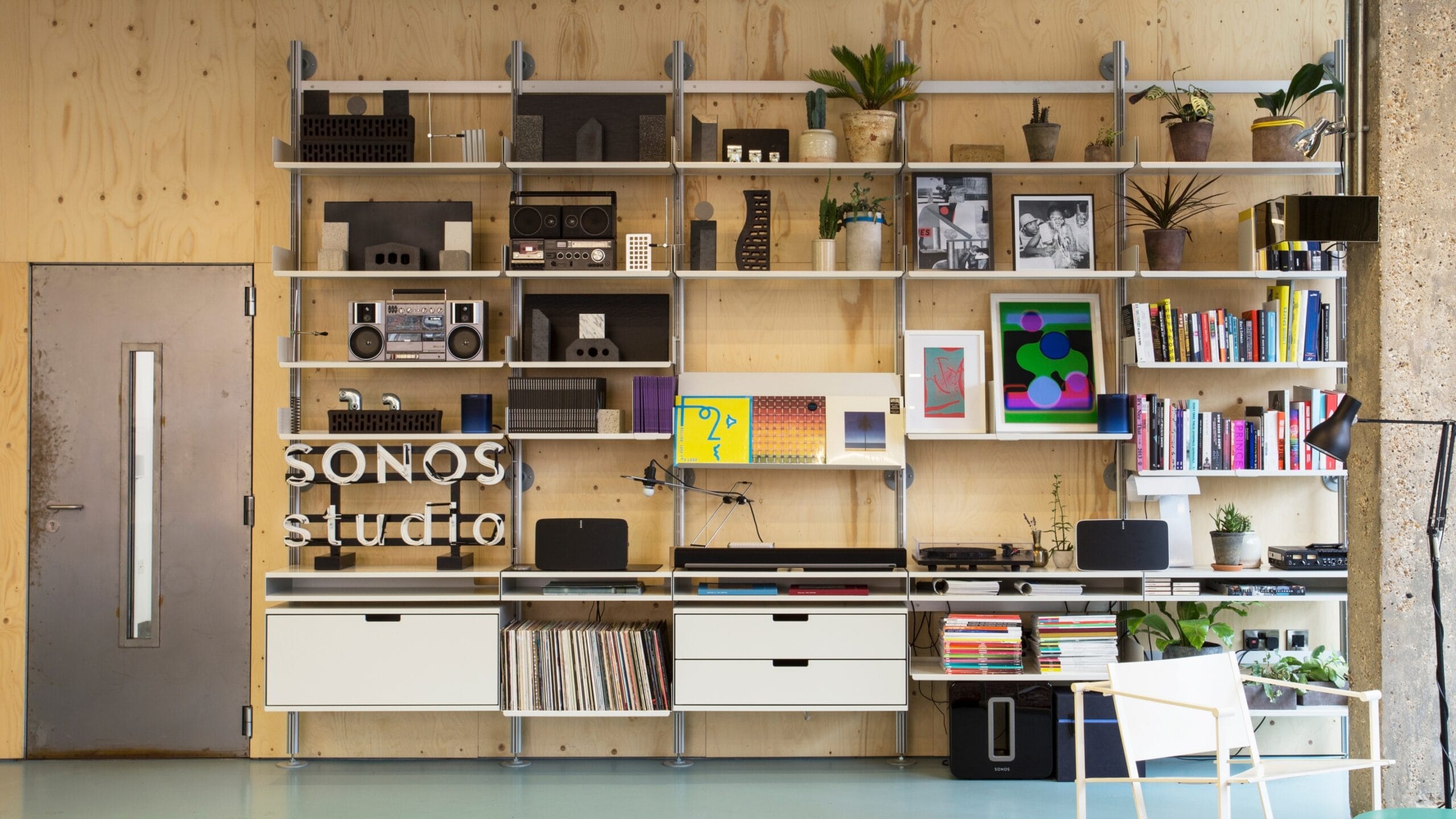 Vitsoe 606 Universal Shelving System in white wall-mounted modular configuration