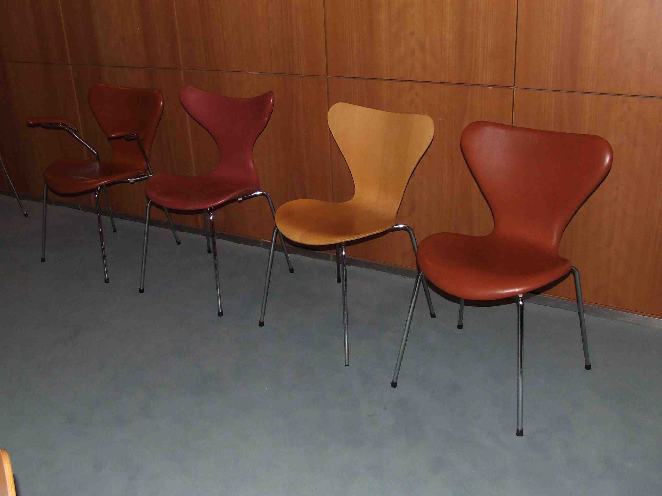 Series 7 chair model 3107 by Arne Jacobsen for Fritz Hansen